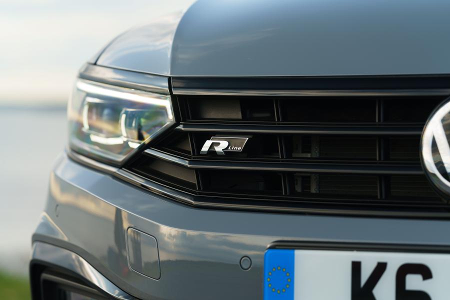 Детали экстерьера Volkswagen Passat Estate R-Line Edition (B8) 2019 года  (UK) (фото 29 из 31)